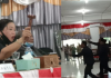 Sidang Paripurna DPRD Alor Ricuh Reaksi sejumlah Anggota DPRD Alor menyatakan mosi tidak percaya kepada Ketua DPRD Enny Anggrek pada sidang paripurna Pembahasan RAPBD Tahun Anggaran 2021, Senin (16/11/2020) di ruang sidang utama DPRD, Batunirwala. Suasana Sidang pun akhirnya ricuh.