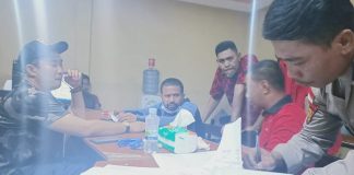 Walter Datemoli Lapor Polisi Soal Dugaan Pencemaran Nama Baik Melalui ITE Walter Datemoli (kedua kiri) sementara membuat laporan polisi dugaan pencemaran nama baik melalui ITE, Rabu (11/11/2020) di ruang SPKT Polres Alor.