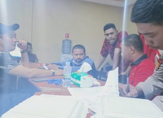 Walter Datemoli Lapor Polisi Soal Dugaan Pencemaran Nama Baik Melalui ITE Walter Datemoli (kedua kiri) sementara membuat laporan polisi dugaan pencemaran nama baik melalui ITE, Rabu (11/11/2020) di ruang SPKT Polres Alor.