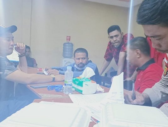 Walter Datemoli Lapor Polisi Soal Dugaan Pencemaran Nama Baik Melalui ITE Walter Datemoli (kedua kiri) sementara membuat laporan polisi dugaan pencemaran nama baik melalui ITE, Rabu (11/11/2020) di ruang SPKT Polres Alor.