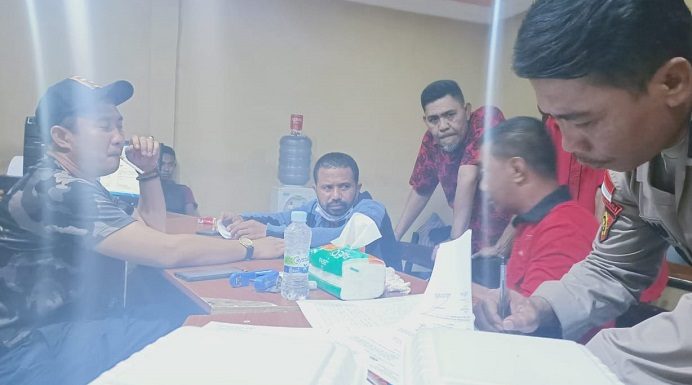Walter Datemoli Lapor Polisi Soal Dugaan Pencemaran Nama Baik Melalui ITE Walter Datemoli (kedua kiri) sementara membuat laporan polisi dugaan pencemaran nama baik melalui ITE, Rabu (11/11/2020) di ruang SPKT Polres Alor.
