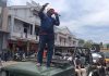 Aktivis Demo Desak Jaksa Usut Kasus Korupsi di DPRD Alor Koordinator FAKKK, Lomboan Djahamou sementara orasi tuntut Jaksa usut tuntas sejumlah kasus korupsi di DPRD Alor, Rabu (4/11/2020) di kantor Kejaksaan, Jl. Pangeran Diponegoro No.58, Kalabahi Kota.