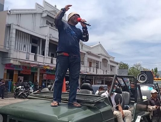 Aktivis Demo Desak Jaksa Usut Kasus Korupsi di DPRD Alor Koordinator FAKKK, Lomboan Djahamou sementara orasi tuntut Jaksa usut tuntas sejumlah kasus korupsi di DPRD Alor, Rabu (4/11/2020) di kantor Kejaksaan, Jl. Pangeran Diponegoro No.58, Kalabahi Kota.