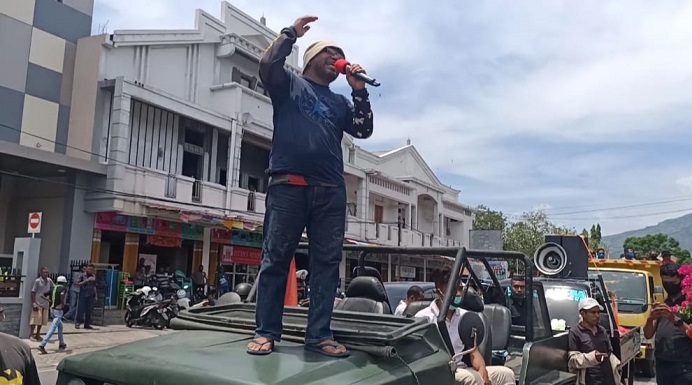 Aktivis Demo Desak Jaksa Usut Kasus Korupsi di DPRD Alor Koordinator FAKKK, Lomboan Djahamou sementara orasi tuntut Jaksa usut tuntas sejumlah kasus korupsi di DPRD Alor, Rabu (4/11/2020) di kantor Kejaksaan, Jl. Pangeran Diponegoro No.58, Kalabahi Kota.