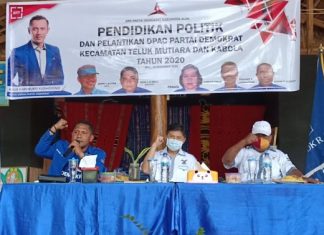 Demokrat Tegaskan Usung Kadernya di Pilkada Alor 2023 Sekretaris Badan Diklat DPP Partai Demokrat Abdullah Apah (kiri), Ketua DPC Demokrat Alor Denny Lalitan (tengah) dan Ketua Majelis Cabang Partai Demokrat Alor Niko Padabain ketika sambutan di acara pelantikan pengurus DPAC Kecamatan Teluk Mutiara dan Kabola, Kamis (10/12/2020) di Celyn Caffe, Mali. Mereka tegaskan partai Demokrat akan mengusung kadernya di Pilkada Alor tahun 2023.
