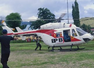 Alor Kirim 60 Sampel Swab Test Corona di Kupang Menggunakan Helikopter Helikopter merek PK-WMW milik BNPB Nasional menjemput sampel swab, Kamis (24/12) di Lapangan Mini Kalabahi.