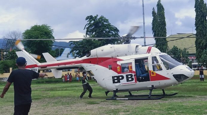 Alor Kirim 60 Sampel Swab Test Corona di Kupang Menggunakan Helikopter Helikopter merek PK-WMW milik BNPB Nasional menjemput sampel swab, Kamis (24/12) di Lapangan Mini Kalabahi.