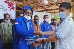 Demokrat Alor Lantik Dua PAC Ketua DPC Partai Demokrat Alor Denny Lalitan menyerahkan atribut organisasi partai dan arsip kepada Ketua DPAC Demokrat Kecamatan Teluk Mutiara, Jacob Sailana, Kamis (10/12) di Celyn Caffe Mali.