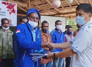 Demokrat Alor Lantik Dua PAC Ketua DPC Partai Demokrat Alor Denny Lalitan menyerahkan atribut organisasi partai dan arsip kepada Ketua DPAC Demokrat Kecamatan Teluk Mutiara, Jacob Sailana, Kamis (10/12) di Celyn Caffe Mali.