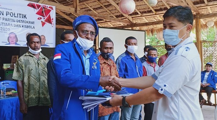 Demokrat Alor Lantik Dua PAC Ketua DPC Partai Demokrat Alor Denny Lalitan menyerahkan atribut organisasi partai dan arsip kepada Ketua DPAC Demokrat Kecamatan Teluk Mutiara, Jacob Sailana, Kamis (10/12) di Celyn Caffe Mali.