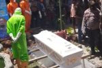 Satgas Covid-19 Alor Umumkan Hasil Swab Almarhum DP Positif Corona Pemakamana alm DP di rumahnya kompleks Batunirwala, Kecamatan Alor Tengah Utara, Jumat (11/12/2020). Para Petugas pemakaman dari Satgas Covid-19 Alor yang mengenakan APD lengkap, sempat diusir dari tempat pemakaman.