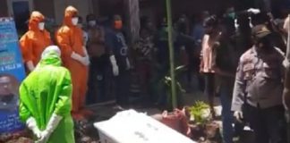 Satgas Covid-19 Alor Umumkan Hasil Swab Almarhum DP Positif Corona Pemakamana alm DP di rumahnya kompleks Batunirwala, Kecamatan Alor Tengah Utara, Jumat (11/12/2020). Para Petugas pemakaman dari Satgas Covid-19 Alor yang mengenakan APD lengkap, sempat diusir dari tempat pemakaman.