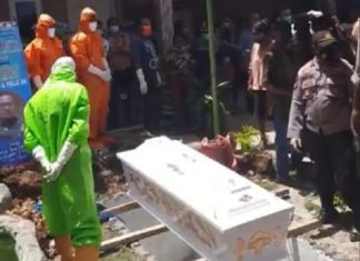 Satgas Covid-19 Alor Umumkan Hasil Swab Almarhum DP Positif Corona Pemakamana alm DP di rumahnya kompleks Batunirwala, Kecamatan Alor Tengah Utara, Jumat (11/12/2020). Para Petugas pemakaman dari Satgas Covid-19 Alor yang mengenakan APD lengkap, sempat diusir dari tempat pemakaman.