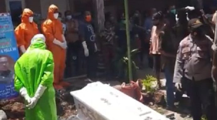 Satgas Covid-19 Alor Umumkan Hasil Swab Almarhum DP Positif Corona Pemakamana alm DP di rumahnya kompleks Batunirwala, Kecamatan Alor Tengah Utara, Jumat (11/12/2020). Para Petugas pemakaman dari Satgas Covid-19 Alor yang mengenakan APD lengkap, sempat diusir dari tempat pemakaman.