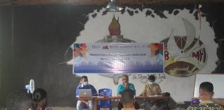 Yayasan Dola Koyakoya Gelar Pelatihan Pengusaha Muda Alor Kabid Transmigrasi Nakertrans Alor, I Made Warta (tengah) di dampingi El Asamau (kiri) dan Denny Lalitan pada acara pembukaan kegiatan pelatihan pengusaha muda Alor, Jumat (18/12) di Aula Gedung Inspirasi Pemuda, Watamelang.