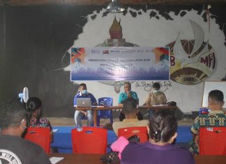 Yayasan Dola Koyakoya Gelar Pelatihan Pengusaha Muda Alor Kabid Transmigrasi Nakertrans Alor, I Made Warta (tengah) di dampingi El Asamau (kiri) dan Denny Lalitan pada acara pembukaan kegiatan pelatihan pengusaha muda Alor, Jumat (18/12) di Aula Gedung Inspirasi Pemuda, Watamelang.