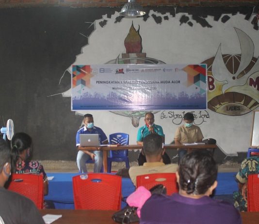 Yayasan Dola Koyakoya Gelar Pelatihan Pengusaha Muda Alor Kabid Transmigrasi Nakertrans Alor, I Made Warta (tengah) di dampingi El Asamau (kiri) dan Denny Lalitan pada acara pembukaan kegiatan pelatihan pengusaha muda Alor, Jumat (18/12) di Aula Gedung Inspirasi Pemuda, Watamelang.