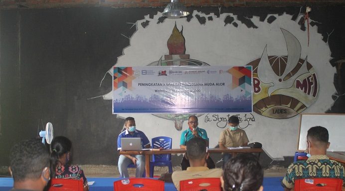 Yayasan Dola Koyakoya Gelar Pelatihan Pengusaha Muda Alor Kabid Transmigrasi Nakertrans Alor, I Made Warta (tengah) di dampingi El Asamau (kiri) dan Denny Lalitan pada acara pembukaan kegiatan pelatihan pengusaha muda Alor, Jumat (18/12) di Aula Gedung Inspirasi Pemuda, Watamelang.