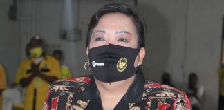 Ketua DPRD Alor Terancam Pasal UU ITE Ketua DPRD Alor Enny Anggrek ketika menghadiri acara pelantikan Pengurus DPD II Partai Golkar Kabupaten Alor, waktu lalu di Aula Watamelang. (Foto: tribuanapos.net/Leader Ismail).