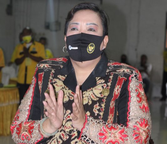 Harta Kekayaan Ketua DPRD Alor Digugat Iparnya di Pengadilan Kalabahi Ketua DPRD Alor Enny Anggrek ketika menghadiri acara pelantikan Pengurus DPD II Partai Golkar Kabupaten Alor, waktu lalu di Aula Watamelang. (Foto: tribuanapos.net/Leader Ismail).