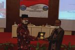 BNPP Gelar FGD Peninjauan Kembali Perpres Tata Ruang Kawasan Perbatasan Negara di Alor Asisten Deputi Penataan Ruang Kawasan Perbatasan BNPP Suroyo (kiri) memberikan penghargaan kepada Sekda Alor Drs. Sony O. Alelang selaku tuan rumah kegiatan FGD peninjauan kembali Peraturan Presiden Nomor 179 Tahun 2014 Tentang Kawasan Perbatasan Negara di Provinsi Nusa Tenggara Timur, Jumat (27/11) di Hotel Shimfoni Kalabahi Kota, Alor.