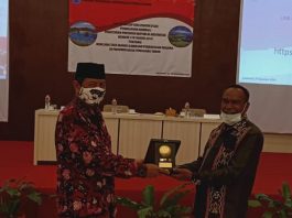 BNPP Gelar FGD Peninjauan Kembali Perpres Tata Ruang Kawasan Perbatasan Negara di Alor Asisten Deputi Penataan Ruang Kawasan Perbatasan BNPP Suroyo (kiri) memberikan penghargaan kepada Sekda Alor Drs. Sony O. Alelang selaku tuan rumah kegiatan FGD peninjauan kembali Peraturan Presiden Nomor 179 Tahun 2014 Tentang Kawasan Perbatasan Negara di Provinsi Nusa Tenggara Timur, Jumat (27/11) di Hotel Shimfoni Kalabahi Kota, Alor.