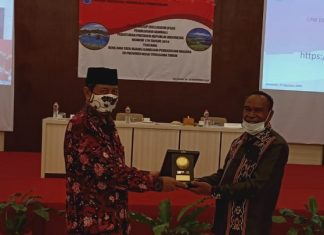 BNPP Gelar FGD Peninjauan Kembali Perpres Tata Ruang Kawasan Perbatasan Negara di Alor Asisten Deputi Penataan Ruang Kawasan Perbatasan BNPP Suroyo (kiri) memberikan penghargaan kepada Sekda Alor Drs. Sony O. Alelang selaku tuan rumah kegiatan FGD peninjauan kembali Peraturan Presiden Nomor 179 Tahun 2014 Tentang Kawasan Perbatasan Negara di Provinsi Nusa Tenggara Timur, Jumat (27/11) di Hotel Shimfoni Kalabahi Kota, Alor.