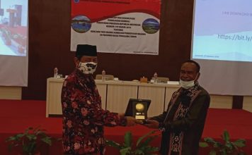 BNPP Gelar FGD Peninjauan Kembali Perpres Tata Ruang Kawasan Perbatasan Negara di Alor Asisten Deputi Penataan Ruang Kawasan Perbatasan BNPP Suroyo (kiri) memberikan penghargaan kepada Sekda Alor Drs. Sony O. Alelang selaku tuan rumah kegiatan FGD peninjauan kembali Peraturan Presiden Nomor 179 Tahun 2014 Tentang Kawasan Perbatasan Negara di Provinsi Nusa Tenggara Timur, Jumat (27/11) di Hotel Shimfoni Kalabahi Kota, Alor.