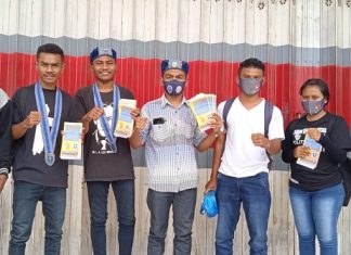 Pilkada TTU, GMKI dan Alumni SKPP Bawaslu Sosialisasi Pengawasan Pemilu GMKI Cabang Kefamenanu foto bersama Alumni SKPP Bawaslu TTU usai sosialisasi dan membagi brosur, Minggu (6/12) di Kefamenanu, TTU.