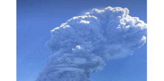 Erupsi Gunung Ile Lewotodok Tak Berdampak Penerbangan di Alor, Warga Galang Donasi Gunung Ile Lewotodok di Kecamatan Ile Ape Kabupaten Lembata, Nusa Tenggara Timur (NTT) mengalami erupsi pada Minggu (29/11/2020) pagi. Erupsi ini tidak berdampak pada masyarakat di pulau Pantar, Kabupaten Alor. (Sumber foto: Shely).