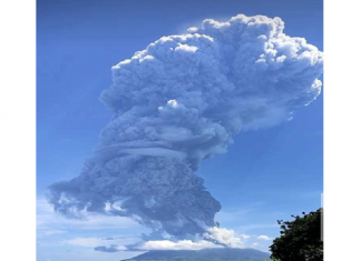 Erupsi Gunung Ile Lewotodok Tak Berdampak Penerbangan di Alor, Warga Galang Donasi Gunung Ile Lewotodok di Kecamatan Ile Ape Kabupaten Lembata, Nusa Tenggara Timur (NTT) mengalami erupsi pada Minggu (29/11/2020) pagi. Erupsi ini tidak berdampak pada masyarakat di pulau Pantar, Kabupaten Alor. (Sumber foto: Shely).