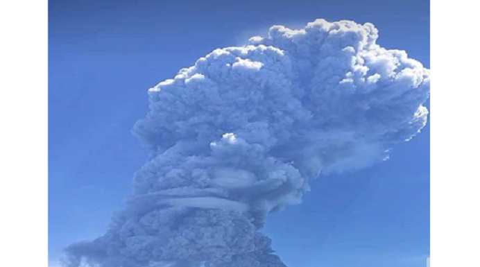 Erupsi Gunung Ile Lewotodok Tak Berdampak Penerbangan di Alor, Warga Galang Donasi Gunung Ile Lewotodok di Kecamatan Ile Ape Kabupaten Lembata, Nusa Tenggara Timur (NTT) mengalami erupsi pada Minggu (29/11/2020) pagi. Erupsi ini tidak berdampak pada masyarakat di pulau Pantar, Kabupaten Alor. (Sumber foto: Shely).