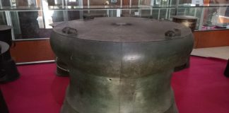 Moko Raksasa Ditemukan di Pulau Alor NTT Melalui Petunjuk Mimpi Moko Nekara Raksasa ini ditemukan oleh Simon J. Oil Balol di Seieng Desa Aimoli Kecamatan Alor Barat Laut Kabupaten Alor, NTT pada tanggal 20 Agustus 1972 melalui ilham atau petunjuk mimpi. Nekara ini sekarang tersimpan di Museum 1000 Moko Alor.