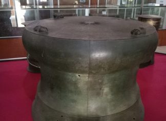 Moko Raksasa Ditemukan di Pulau Alor NTT Melalui Petunjuk Mimpi Moko Nekara Raksasa ini ditemukan oleh Simon J. Oil Balol di Seieng Desa Aimoli Kecamatan Alor Barat Laut Kabupaten Alor, NTT pada tanggal 20 Agustus 1972 melalui ilham atau petunjuk mimpi. Nekara ini sekarang tersimpan di Museum 1000 Moko Alor.