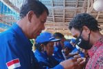 Lantik Dua PAC, Demokrat Alor Optimis Rebut Kursi Ketua DPRD dari PDIP Kader Partai Demokrat; Karel Lapenangga, Nabois Tallo, Abdullah Apah dan Reiner Atabuy sedang memajangkan pin partai Demokrat kepada pengurus DPAC Kecamatan Teluk Mutiara dan Kabola di sela acara pelantikan, Kamis (10/12/2020) di Celyn Caffe, Mali.