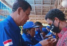 Lantik Dua PAC, Demokrat Alor Optimis Rebut Kursi Ketua DPRD dari PDIP Kader Partai Demokrat; Karel Lapenangga, Nabois Tallo, Abdullah Apah dan Reiner Atabuy sedang memajangkan pin partai Demokrat kepada pengurus DPAC Kecamatan Teluk Mutiara dan Kabola di sela acara pelantikan, Kamis (10/12/2020) di Celyn Caffe, Mali.