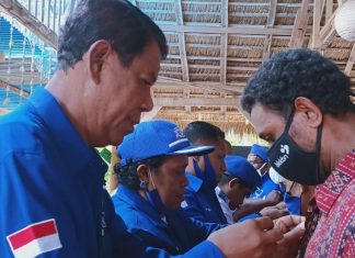Lantik Dua PAC, Demokrat Alor Optimis Rebut Kursi Ketua DPRD dari PDIP Kader Partai Demokrat; Karel Lapenangga, Nabois Tallo, Abdullah Apah dan Reiner Atabuy sedang memajangkan pin partai Demokrat kepada pengurus DPAC Kecamatan Teluk Mutiara dan Kabola di sela acara pelantikan, Kamis (10/12/2020) di Celyn Caffe, Mali.
