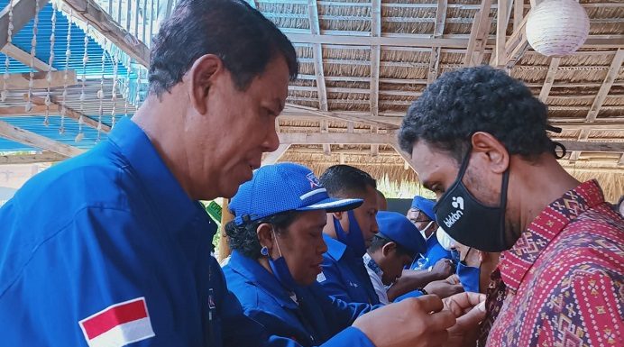 Lantik Dua PAC, Demokrat Alor Optimis Rebut Kursi Ketua DPRD dari PDIP Kader Partai Demokrat; Karel Lapenangga, Nabois Tallo, Abdullah Apah dan Reiner Atabuy sedang memajangkan pin partai Demokrat kepada pengurus DPAC Kecamatan Teluk Mutiara dan Kabola di sela acara pelantikan, Kamis (10/12/2020) di Celyn Caffe, Mali.