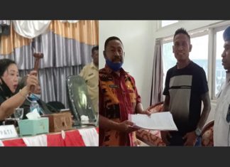 Ketua DPRD Alor Diadukan ke BK Soal Surat ke Kapolri Anggota DPRD Alor Dony M. Mooy dan Lukas Reiner Atabuy (gambar kanan) resmi melaporkan Ketua DPRD Enny Anggrek (Ketua DPRD Alor gambar kiri) ke BK atas dugaan pelanggaran kode etik dalam kasus dugaan surat ke Kapolri. Laporan Dony dan Reiner diterima Sekretaris Dewan Yulius Plaikol, Kamis (10/12/2020) di ruang kerjanya, selanjutnya akan diteruskan ke pimpinan DPRD untuk diproses di BK.