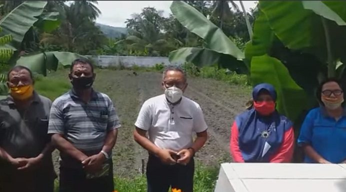 Covid-19 Melonjak, Kadisdik Alor Perpanjang Waktu BDR Kadisdik Alor Alberth N. Ouwpoly (tengah) di dampingi jajaran Kepala Bidang mengumumkan perpanjangan waktu BDR dan KDR, Jumat (22/1) di halaman Disdik, Kompleks Mola.
