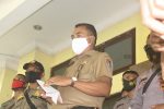 Pemerintah Kaji Tuntutan Geram Tolak Proyek Gedung DPRD Alor Asiten I Setda Alor Melky Beli ketika berdialog dengan demonstran GERAM di depan kantor Bupati Alor, Selasa (26/1).