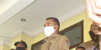 Pemerintah Kaji Tuntutan Geram Tolak Proyek Gedung DPRD Alor Asiten I Setda Alor Melky Beli ketika berdialog dengan demonstran GERAM di depan kantor Bupati Alor, Selasa (26/1).