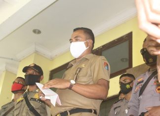 Pemerintah Kaji Tuntutan Geram Tolak Proyek Gedung DPRD Alor Asiten I Setda Alor Melky Beli ketika berdialog dengan demonstran GERAM di depan kantor Bupati Alor, Selasa (26/1).