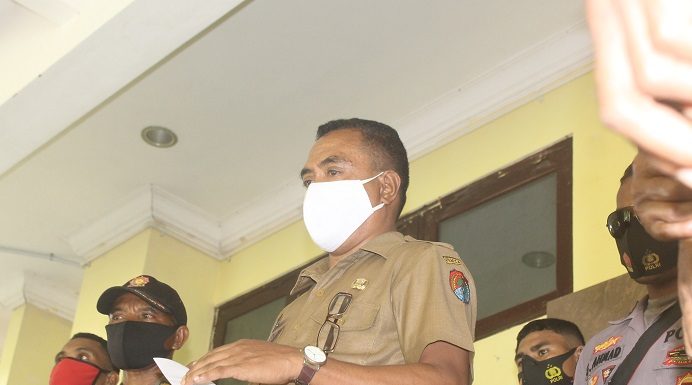 Pemerintah Kaji Tuntutan Geram Tolak Proyek Gedung DPRD Alor Asiten I Setda Alor Melky Beli ketika berdialog dengan demonstran GERAM di depan kantor Bupati Alor, Selasa (26/1).