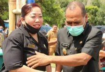 Orang Dekat Bupati Amon Djobo Lapor Ketua DPRD Enny Anggrek di Polda NTT Ketua DPRD Enny Anggrek (kiri) dan Bupati Amon Djobo bersalaman di masa pandemi Covid-19. Keduanya bersalaman dalam suatu acara di Desa di Kabupaten Alor waktu lalu. (Sumber Foto: akun facebook Yohanis Atamai).