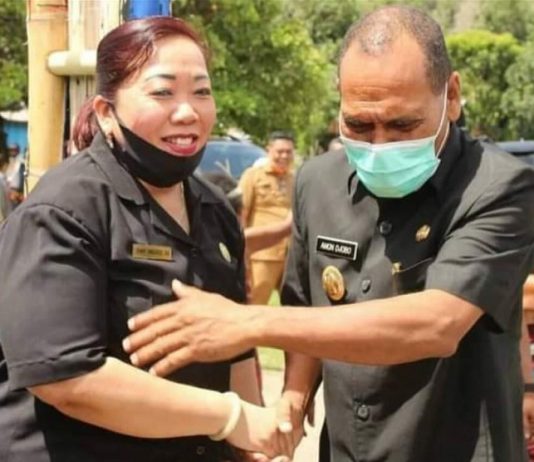 Orang Dekat Bupati Amon Djobo Lapor Ketua DPRD Enny Anggrek di Polda NTT Ketua DPRD Enny Anggrek (kiri) dan Bupati Amon Djobo bersalaman di masa pandemi Covid-19. Keduanya bersalaman dalam suatu acara di Desa di Kabupaten Alor waktu lalu. (Sumber Foto: akun facebook Yohanis Atamai).