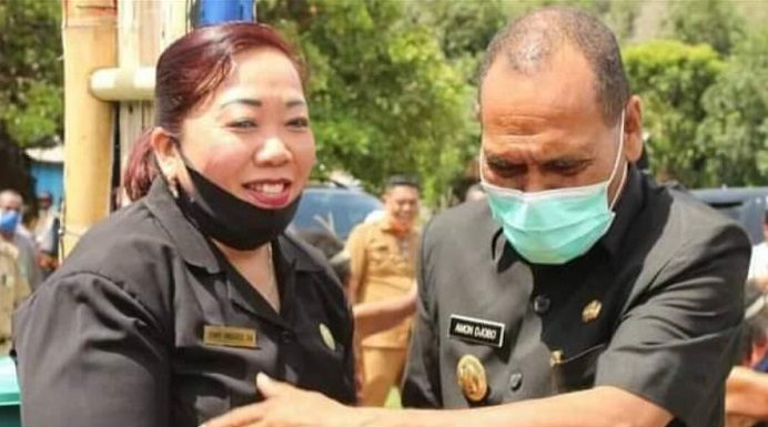 Orang Dekat Bupati Amon Djobo Lapor Ketua DPRD Enny Anggrek di Polda NTT Ketua DPRD Enny Anggrek (kiri) dan Bupati Amon Djobo bersalaman di masa pandemi Covid-19. Keduanya bersalaman dalam suatu acara di Desa di Kabupaten Alor waktu lalu. (Sumber Foto: akun facebook Yohanis Atamai).