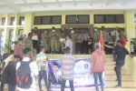 Aktivis Geram Demo Tolak Proyek Gedung Baru DPRD Alor Rp 25 Miliar Aktivis Geram menggelar unjuk rasa tolak proyek gedung baru DPRD senilai Rp 25 Miliar di depan kantor Bupati Alor, Batunirwala, Selasa (26/1) siang.