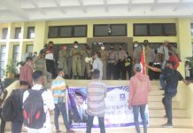 Aktivis Geram Demo Tolak Proyek Gedung Baru DPRD Alor Rp 25 Miliar Aktivis Geram menggelar unjuk rasa tolak proyek gedung baru DPRD senilai Rp 25 Miliar di depan kantor Bupati Alor, Batunirwala, Selasa (26/1) siang.