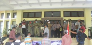 Aktivis Geram Demo Tolak Proyek Gedung Baru DPRD Alor Rp 25 Miliar Aktivis Geram menggelar unjuk rasa tolak proyek gedung baru DPRD senilai Rp 25 Miliar di depan kantor Bupati Alor, Batunirwala, Selasa (26/1) siang.